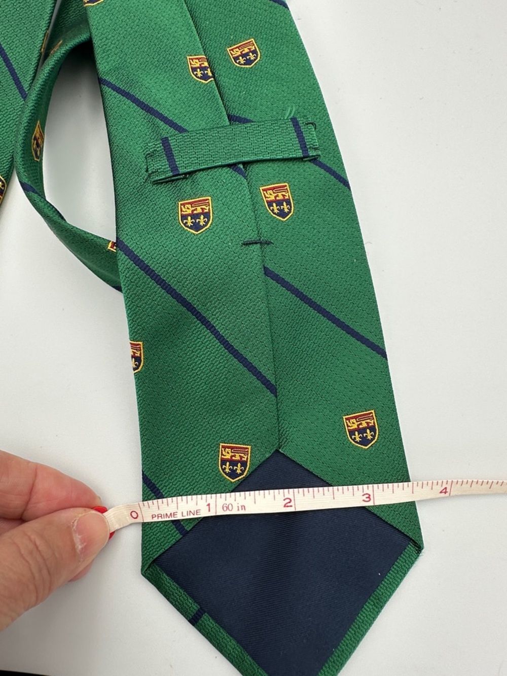 Polo Ralph Lauren tie is a vintage club tie featuring crest patterns on green - Picture 5 of 8